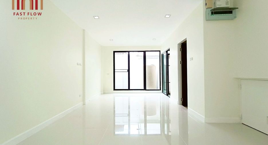 For sale 3 bedrooms townhouse in Don Mueang, Bangkok