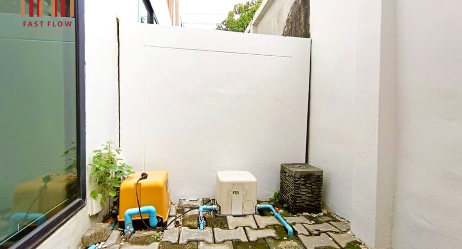 For sale 3 bedrooms townhouse in Don Mueang, Bangkok