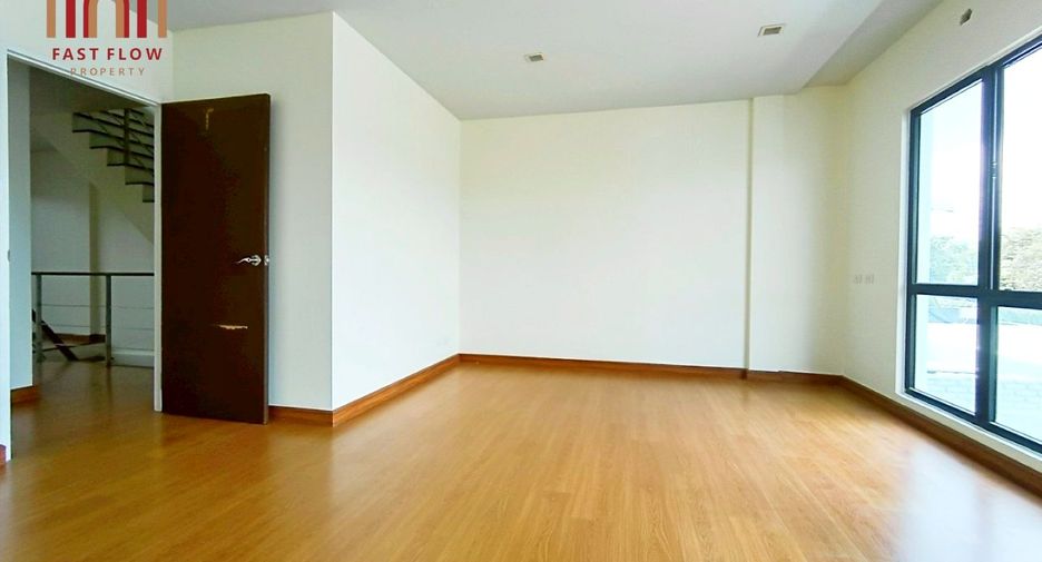 For sale 3 bedrooms townhouse in Don Mueang, Bangkok