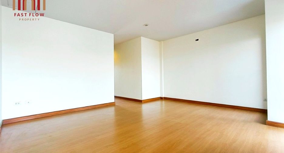 For sale 3 bedrooms townhouse in Don Mueang, Bangkok