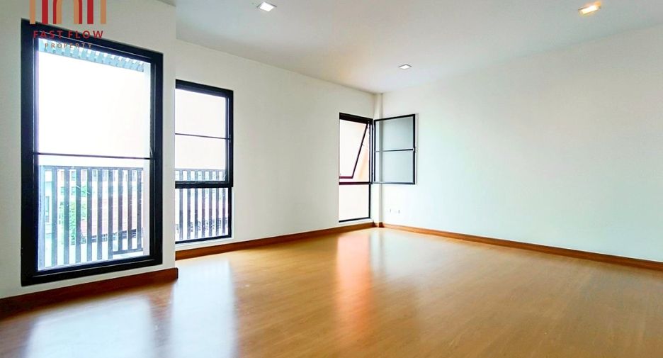 For sale 3 bedrooms townhouse in Don Mueang, Bangkok