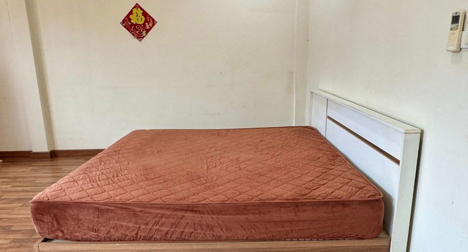 For rent 3 bedrooms townhouse in Si Racha, Chonburi