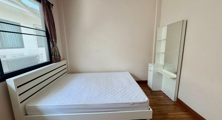 For rent 3 bedrooms townhouse in Si Racha, Chonburi