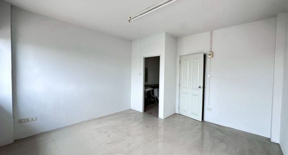 For sale 6 bedrooms retail Space in Si Racha, Chonburi