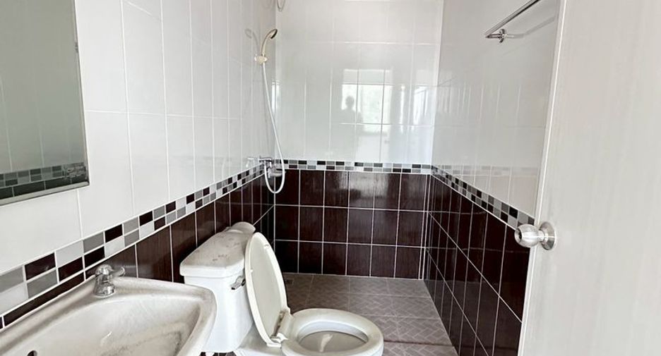 For sale 6 bedrooms retail Space in Si Racha, Chonburi