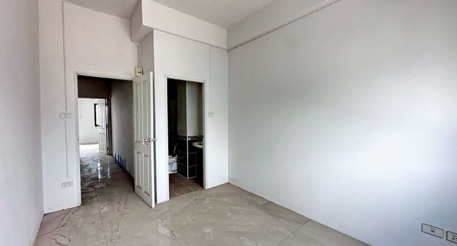 For sale 6 bedrooms retail Space in Si Racha, Chonburi