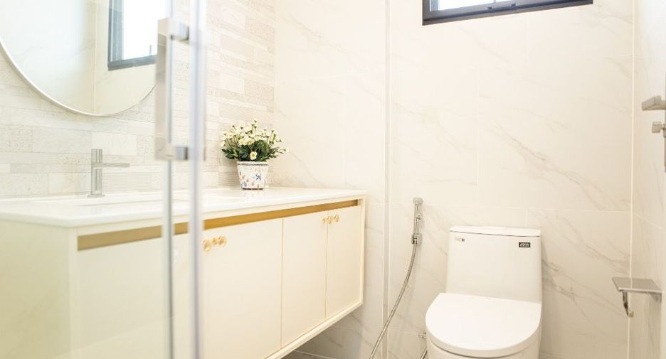 For rent 4 bedrooms house in Saphan Sung, Bangkok
