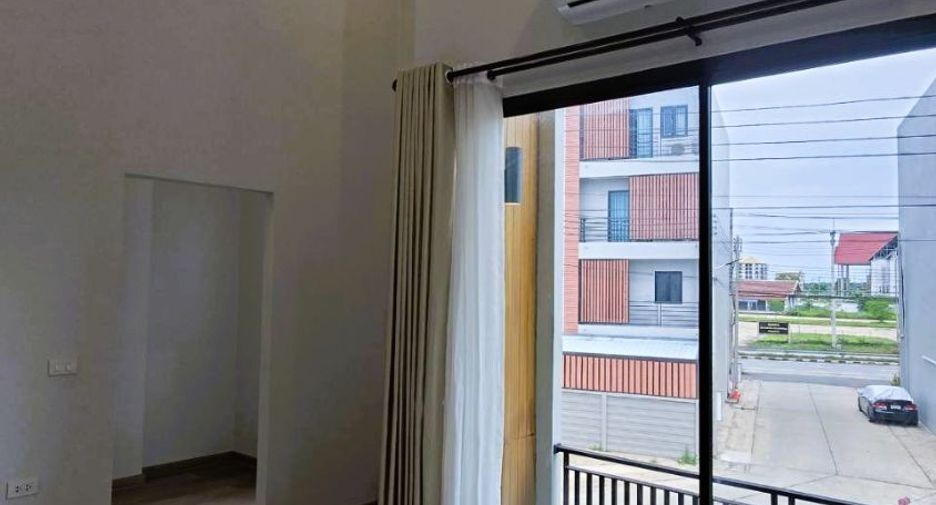 For sale 4 bedrooms townhouse in Mueang Samut Songkhram, Samut Songkhram
