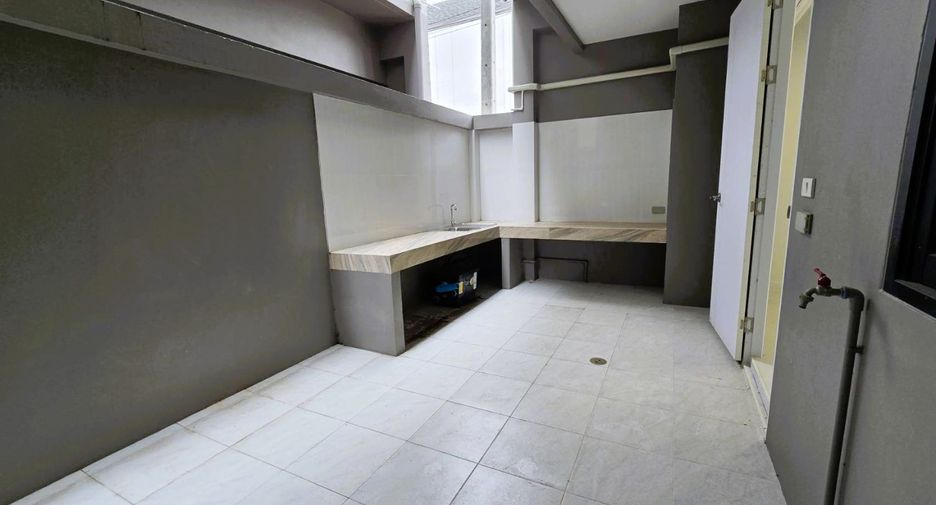 For sale 4 bedrooms townhouse in Mueang Samut Songkhram, Samut Songkhram