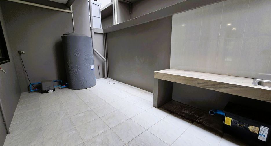 For sale 4 bedrooms townhouse in Mueang Samut Songkhram, Samut Songkhram