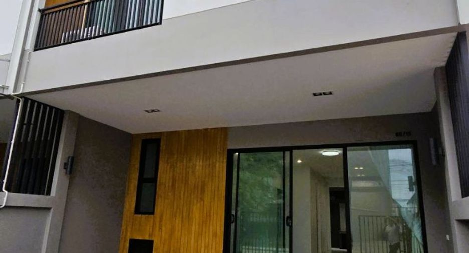 For sale 4 bedrooms townhouse in Mueang Samut Songkhram, Samut Songkhram