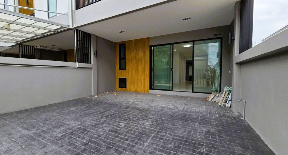 For sale 4 bedrooms townhouse in Mueang Samut Songkhram, Samut Songkhram