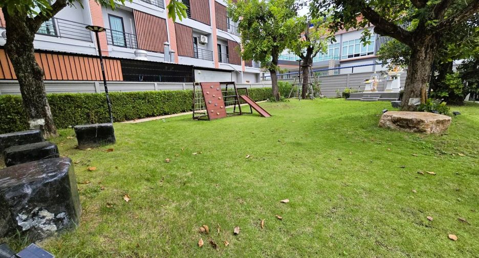 For sale 4 bedrooms townhouse in Mueang Samut Songkhram, Samut Songkhram