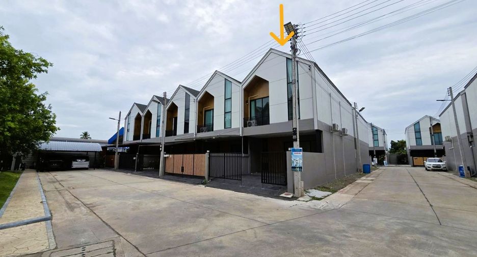 For sale 4 bedrooms townhouse in Mueang Samut Songkhram, Samut Songkhram