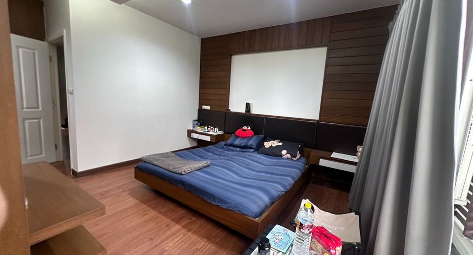 For sale 3 bedrooms townhouse in Bang Kapi, Bangkok