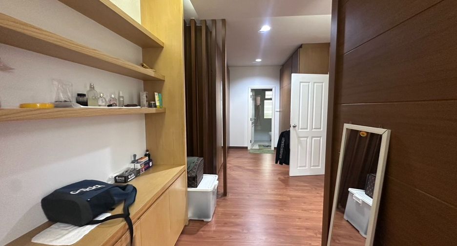For sale 3 bedrooms townhouse in Bang Kapi, Bangkok