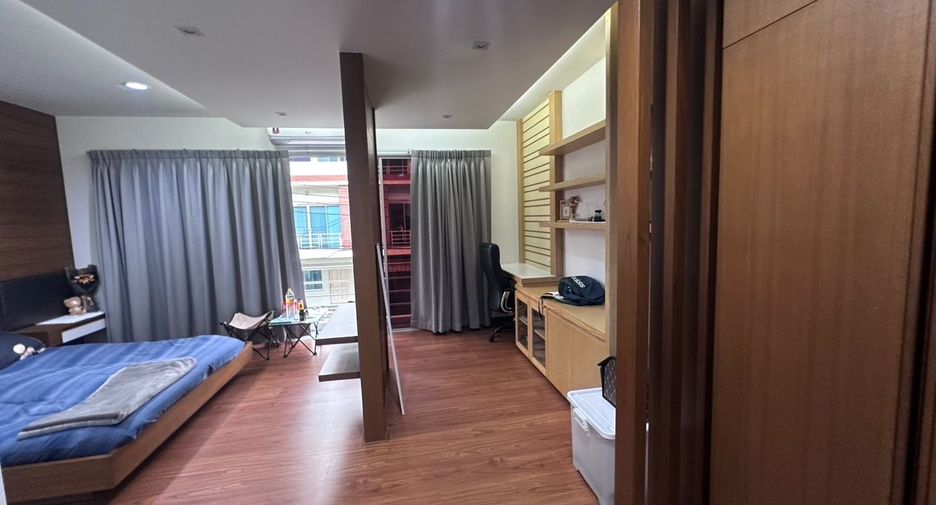 For sale 3 bedrooms townhouse in Bang Kapi, Bangkok