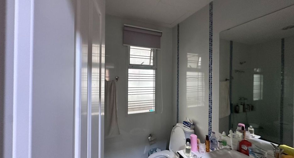 For sale 3 bedrooms townhouse in Bang Kapi, Bangkok