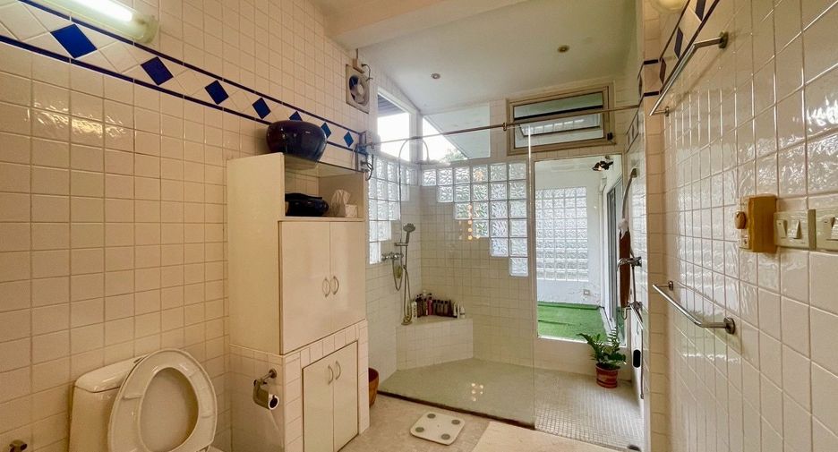 For sale 4 ベッドルーム house in Khlong Toei, Bangkok