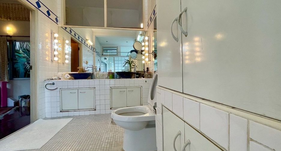 For sale 4 ベッドルーム house in Khlong Toei, Bangkok