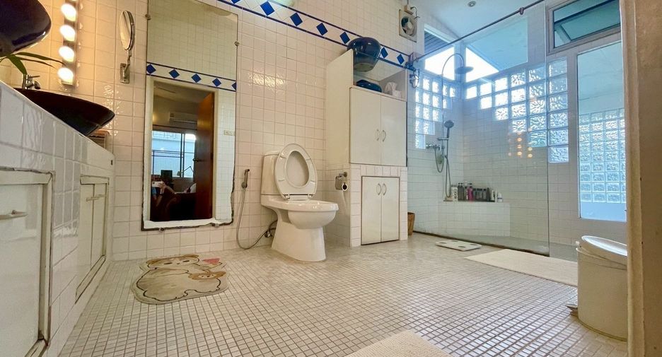 For sale 4 ベッドルーム house in Khlong Toei, Bangkok