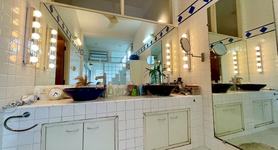 For sale 4 ベッドルーム house in Khlong Toei, Bangkok