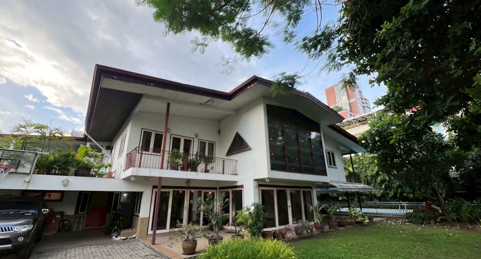 For sale 4 ベッドルーム house in Khlong Toei, Bangkok