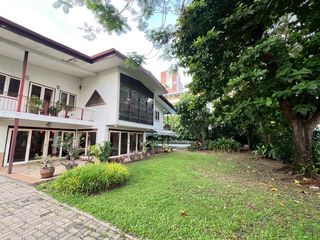 For sale 4 ベッドルーム house in Khlong Toei, Bangkok