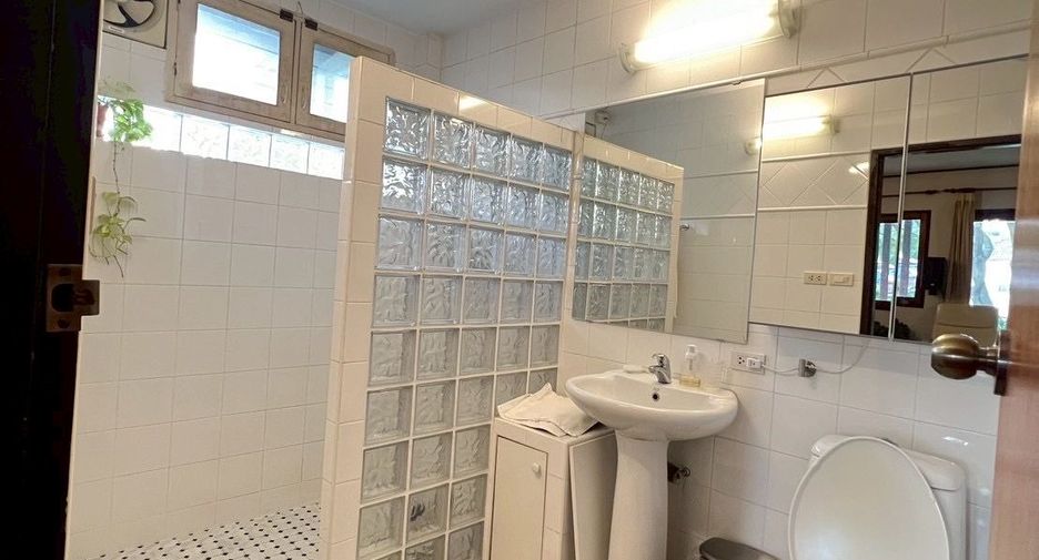 For sale 4 ベッドルーム house in Khlong Toei, Bangkok
