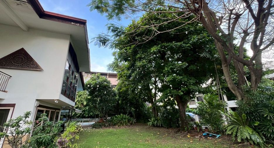 For sale 4 ベッドルーム house in Khlong Toei, Bangkok