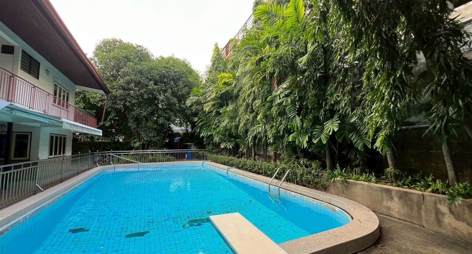 For sale 4 ベッドルーム house in Khlong Toei, Bangkok