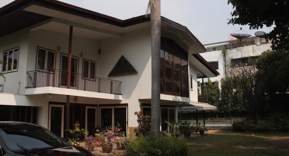 For sale 4 ベッドルーム house in Khlong Toei, Bangkok