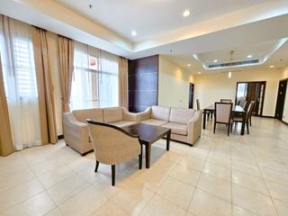 À louer 3 chambres appartement avec services à Khlong Toei, Bangkok