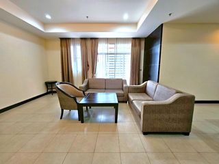 À louer 3 chambres appartement avec services à Khlong Toei, Bangkok