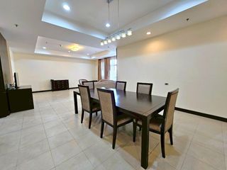À louer 3 chambres appartement avec services à Khlong Toei, Bangkok