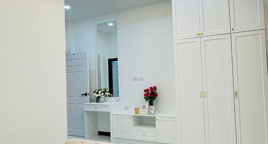 For sale 4 bedrooms house in Sattahip, Chonburi