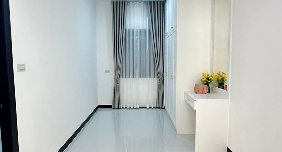 For sale 4 bedrooms house in Sattahip, Chonburi