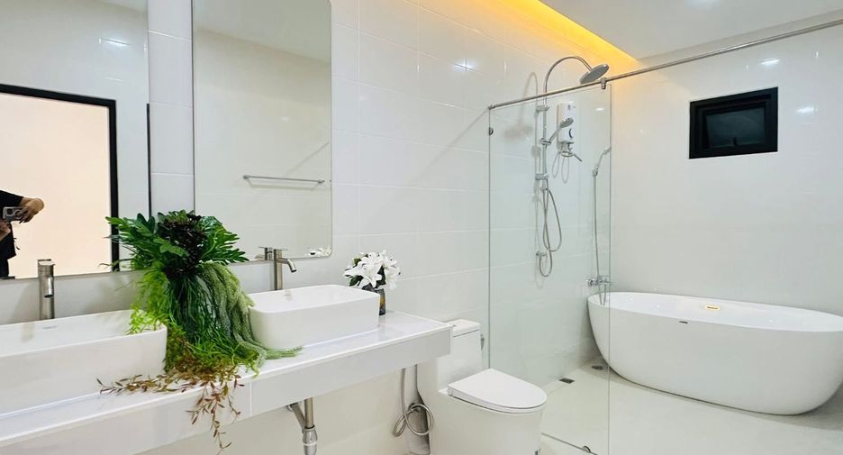 For sale 4 bedrooms house in Sattahip, Chonburi