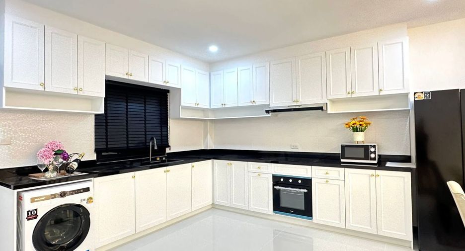 For sale 4 bedrooms house in Sattahip, Chonburi