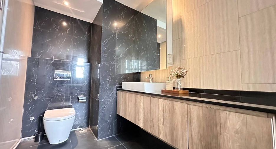 For sale 3 ベッドルーム condo in Phra Khanong, Bangkok