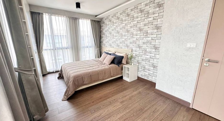 For sale 3 ベッドルーム condo in Phra Khanong, Bangkok