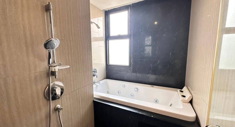 For sale 3 ベッドルーム condo in Phra Khanong, Bangkok