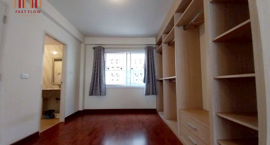 For sale 3 bedrooms townhouse in Mueang Samut Prakan, Samut Prakan