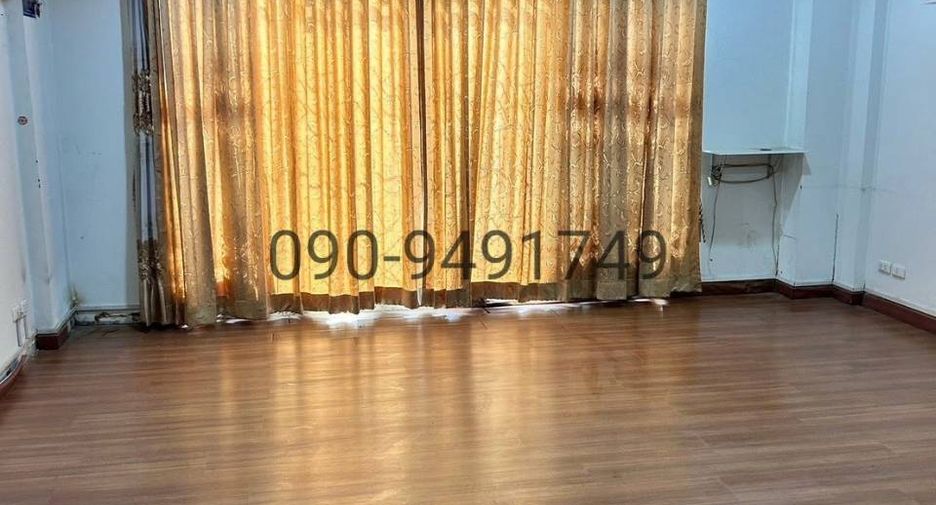 For rent 3 bedrooms townhouse in Bueng Kum, Bangkok