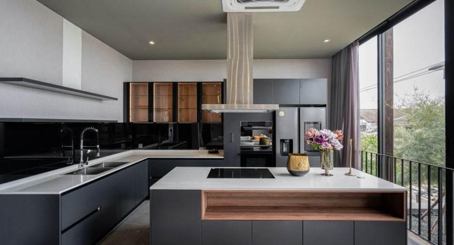 For sale 4 bedrooms house in Don Mueang, Bangkok