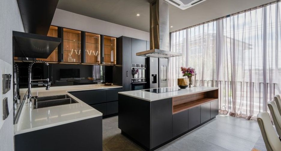 For sale 4 bedrooms house in Don Mueang, Bangkok