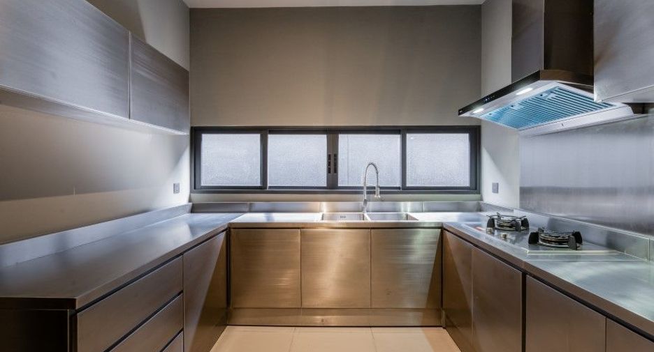 For sale 4 bedrooms house in Don Mueang, Bangkok