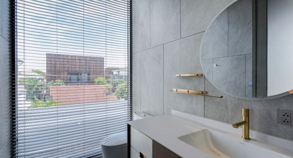For sale 4 bedrooms house in Don Mueang, Bangkok