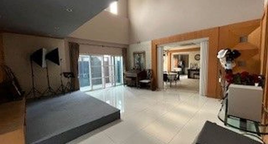 For rent 3 bedrooms house in Pak Kret, Nonthaburi