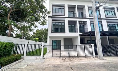 For rent 3 bedrooms townhouse in Mueang Samut Prakan, Samut Prakan